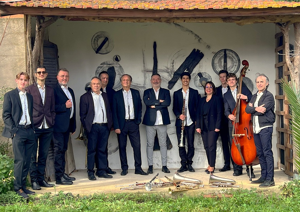 Les musiciens de la cobla Germanor posent derrière leurs instruments de musique catalans, flabiol, tibles, tenores, fiscorns, contrebasse catalane, trompettes, trombone