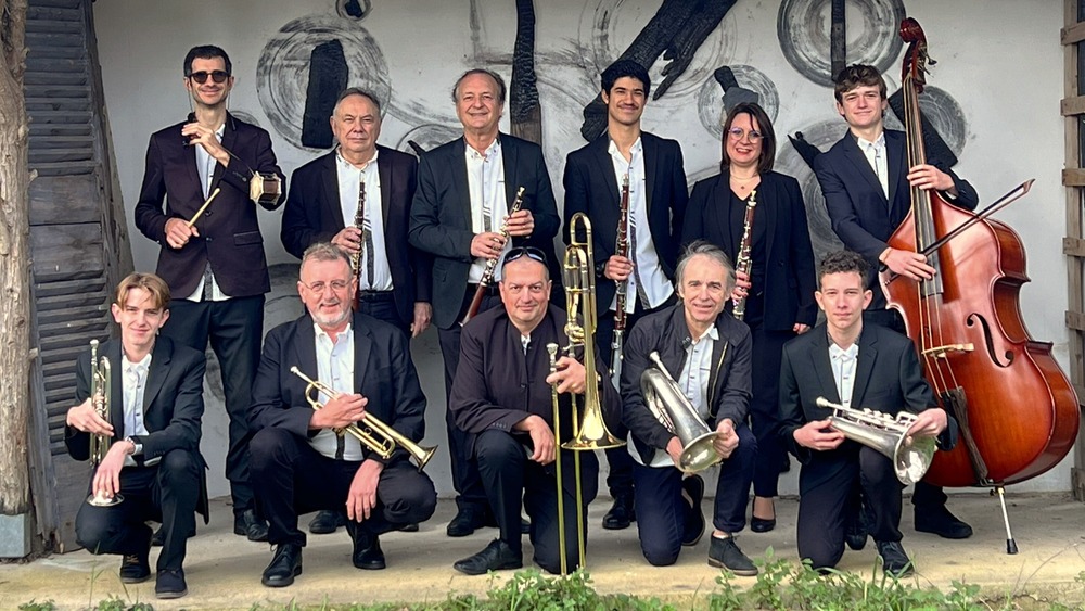Les musiciens de l'orchestre catalan (cobla) Nova Germanor flabiol, tible, tenora fiscorn, trompette, trombone, contrebasse sont les instruments de la cobla